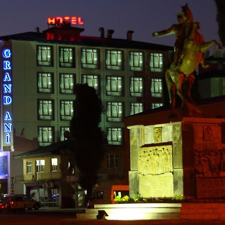 Grand Ani Hotel カルス エクステリア 写真
